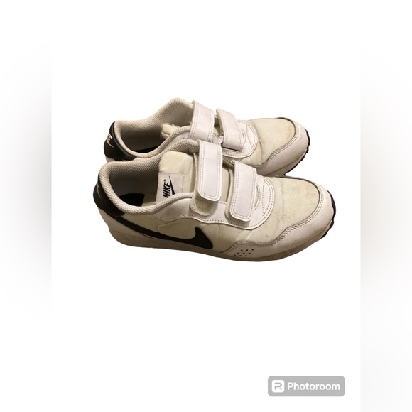 Nike MD Valiant (PSV) White & Black Sneakers. Size 3. - Picture 10 of 13